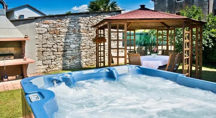Holiday House In Buje With Balcony, Air Conditioning, W-Lan, Washing Machine 크로아티아